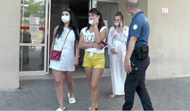 Otelde turistlere 'Maske takın' diyen hemşirenin yüzüne terlik fırlattılar