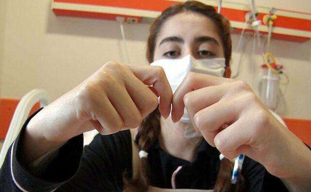 Koronavirüs teşhisi konulan hemşire tırnaklarındaki değişiminden şüphelendi hayatı kurtuldu