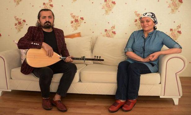 Eşini iyileştiren sağlık çalışanları için türkü söyledi