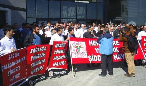 Meslek hayatı bitebilir: Hasta yakınları cerrahın parmaklarını kırdı!