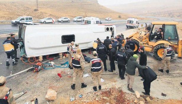 Feci kazada kalbi duran 2 kişiyi ambulans hekimleri hayata döndürdü