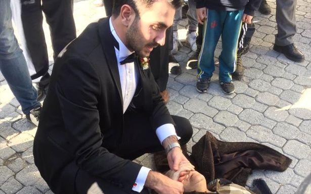 Sağlık personeli düğününü bıraktı nöbet geçiren hastaya müdahale etti