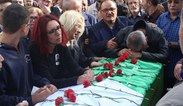 Tıp fakültesi öğrencisi hayatını kaybetti: Önlüğü tabutunun üzerine örttüler