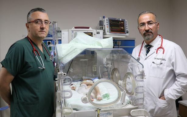 Beş milyon doğumda bir: Kalbi göbeğinin dışında dünyaya geldi 