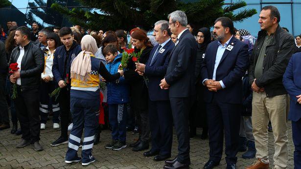 Nöbet sırasında hayatını kaybeden hekim sevenlerinin gözyaşları eşliğinde toprağa verildi