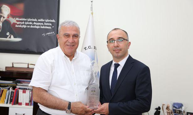 Yılın doktoru görev yaptığı ilçeden plaket ile uğurlandı