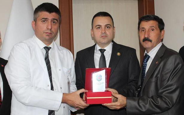 Şehit aileleri Salihli Devlet Hastanesi başhekimine teşekkür plaketi verdi
