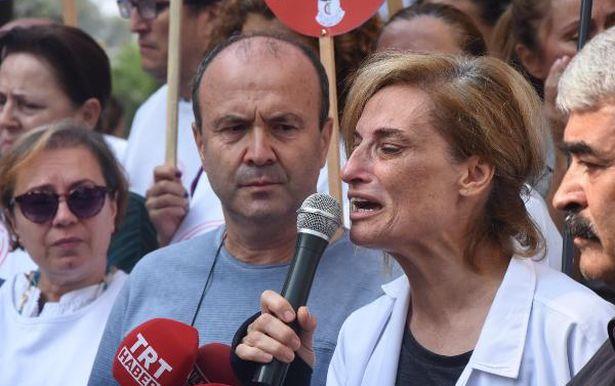 Boğazı kesilen doktorun annesi açıklama sırasında fenalaştı  