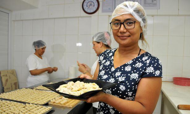 Rus kadın doğum uzmanı aşkı için hekimliği bıraktı, mantı açıyor