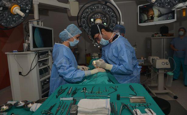 Türk doktor ameliyat etti, 350 yabancı doktor izledi