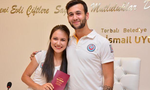 Nikah masasına oturan acil tıp teknisyeni çift üniformaları ile 'evet' dedi