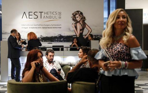 Öğrenciler ünlü estetik cerrahlarının canlı yayında ameliyatlarına yoğun ilgi gösterdi 