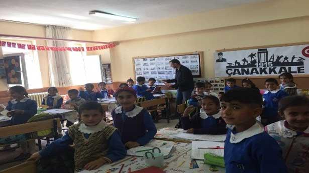 Doktor başlattığı sosyal sorumluluk projesiyle köy okullarındaki çocuklara kitap hediye etti