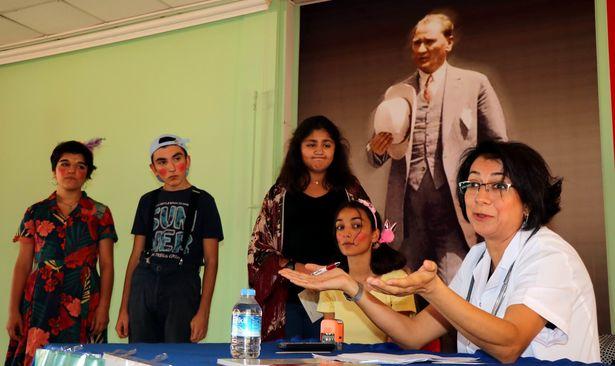 Akılcı ilaç kullanımı programı: 'Öğrenci yazdı sağlık çalışanları oynadı'