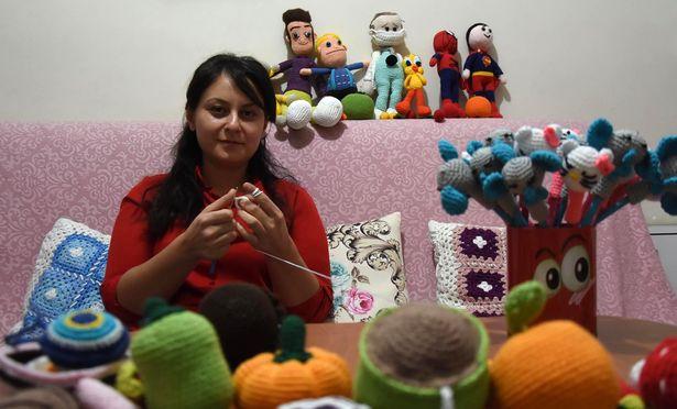 Ayşe hemşire ördüğü bez bebeklerle çocukları sevindiriyor