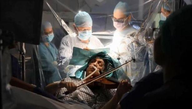 İngiltere'de bir hasta beyin ameliyatı olurken keman çaldı