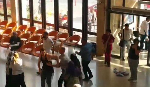 İzmir'de hastanede çıkan kavgada iki görevli yaralandı... İki kişi gözaltında