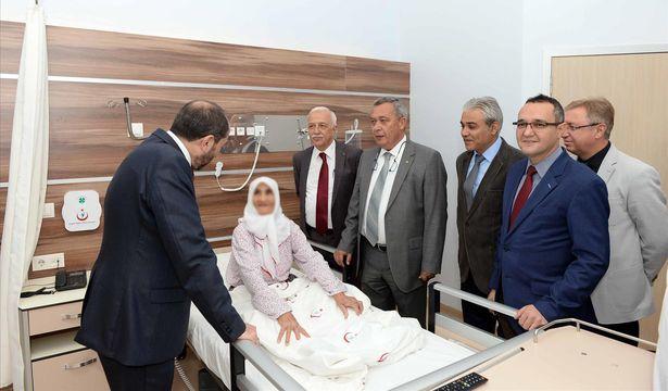 Hastaya nefes aldırmayan 13 kg'lık dev tümör başarılı bir şekilde çıkartıldı 