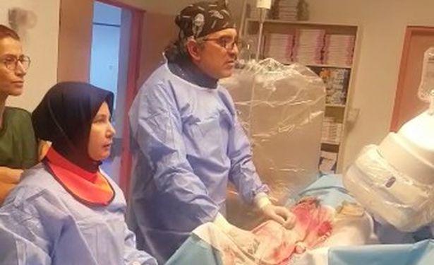 Kardiyoloji uzmanı ameliyatı rock müzik dinleyerek yaptı: Başka hastalarım 'biz de isteriz' dediler