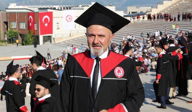 Emekli albay tıp fakültesinden mezun oldu: Bundan sonra insanlık için hizmet edeceğim