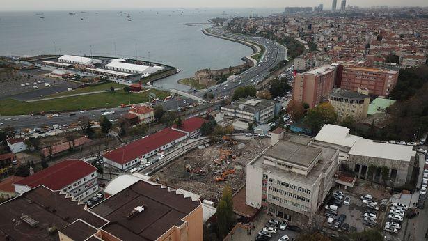 Cerrahpaşa'da dönüşüm... Yıkım çalışmaları sürüyor 