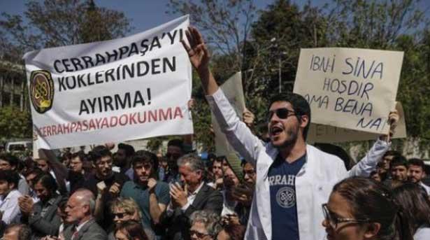 İÜ Cerrahpaşa Tıp Fakültesi'nde bölünme protestosu: Cerrahpaşa evimiz, Silivri'ye gitmeyiz