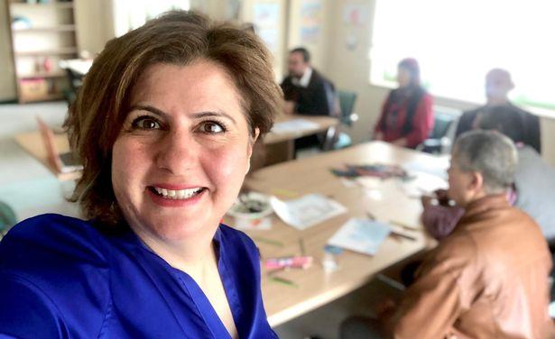Derya hemşire hastalara uyguladığı sanat terapisiyle destek oluyor