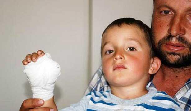 Dikecek hastane aranırken, 3 yaşındaki çocuk parmağından oldu