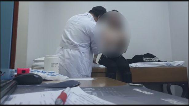 Meme muayenesinde gizli fotoğraf çeken doktor gözaltına alındı 
