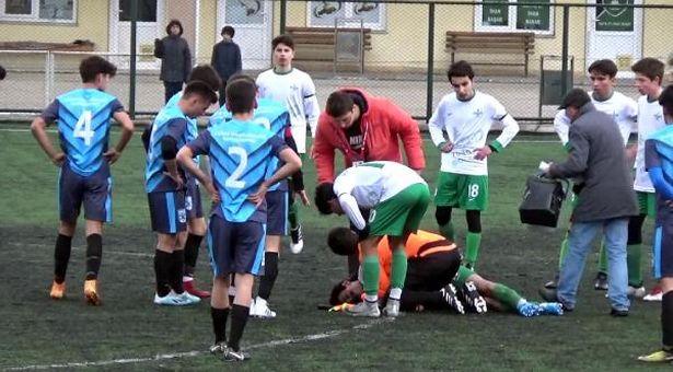 Dili boğazına kaçan futbolcuya, doktor hakemden müdahale