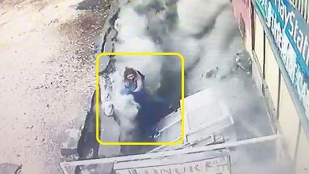 Çöken yola düşen hemşire ve doktor yaralandı... Olay kameralara yansıdı 