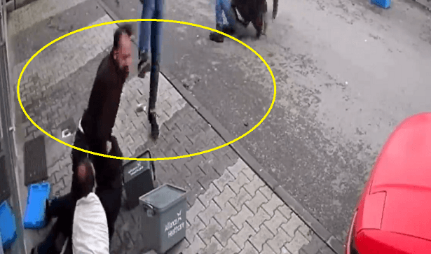Eczacıya fazla ilaç verdiği için saldırdılar... Görüntüler dehşete düşürdü