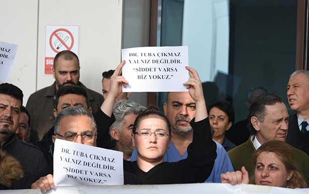 Sağlık çalışanları, kadın doktora saldırıyı kınadı