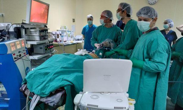 Ege Tıp'tan bir ilk daha: Kalın bağırsak ve karaciğere aynı seansta kapalı müdahale