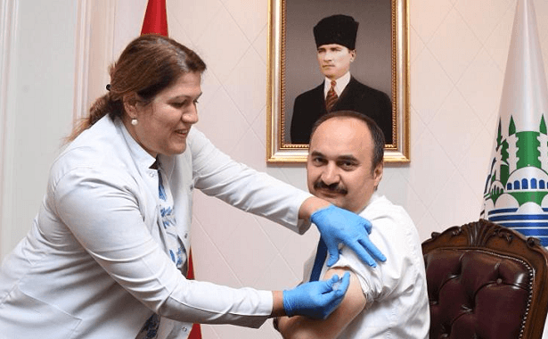 Aşı farkındalığı için il yetkilileri makamlarında aşı oldu 