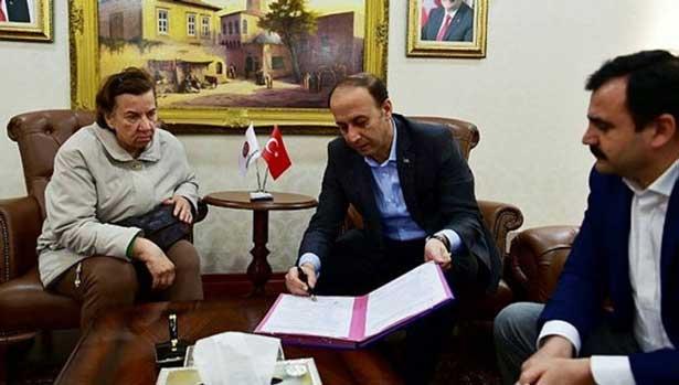 Emekli doktor eğitime 2 yılda 1 milyon lira bağışladı