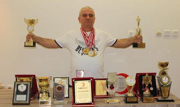 Yılda 25 ünite kan bağışı yaparak dünya rekortmeni oldu
