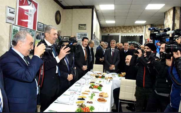 Kamerada Ahmet Demircan, Fotoğrafta Eşref Fakıbaba!