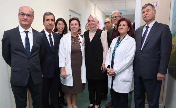 Aile Bakanı mezun olduğu fakültede lösemili çocukları ziyaret etti