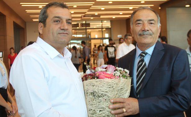 Gurbetçi hasta elinde çiçekle hastaneye teşekküre gitti 