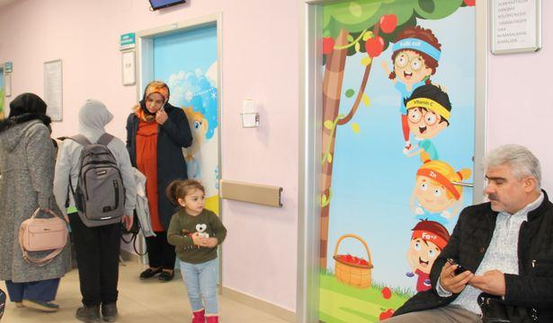 Hasta çocuklara çizgi film karakterli sürpriz