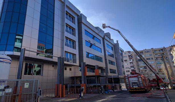 İzmir'de özel hastanenin çatısı yandı, hastalar tahliye edildi