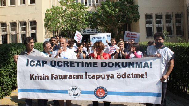 Sağlık çalışanları icap nöbeti ücretlerinin ödenmemesini protesto etti