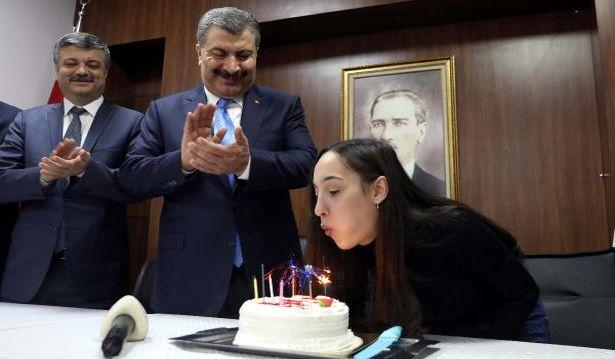Karantinadan çıktı, bakanla doğum gününü kutladı