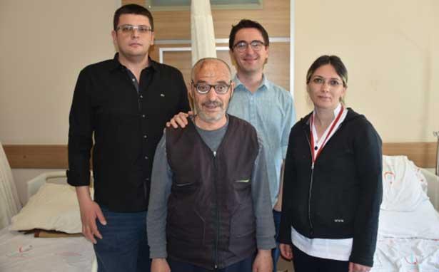  Kars'ta iki genç beyin cerrahı, dünyada nadir yapılan bir uygulamayla hastayı tedavi etti