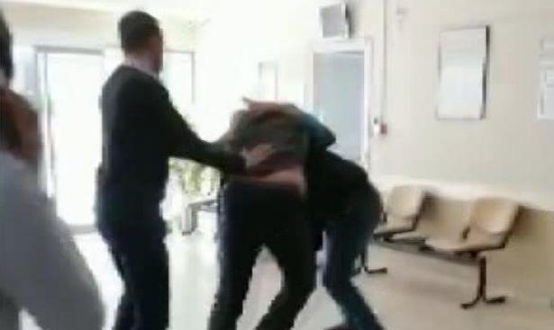 Aile sağlığı merkezindeki doktor ile hasta yakınının kavgası kamerada