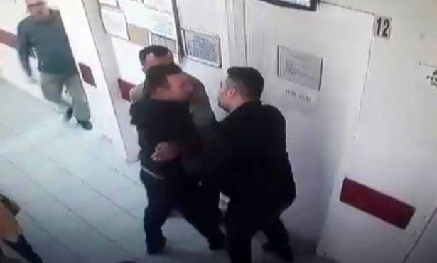 Annesinin kimliği ile ilaç yazdırmak isteyen şahıs 37 yıllık hekimi darbetti... Hekim hasta bakmaya devam etti 