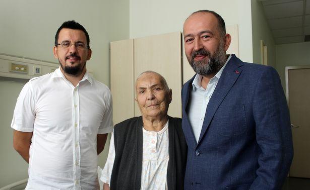 Kafasındaki tümörden kurtulan hastaya kemik çimentosundan alın kemiği yapıldı 
