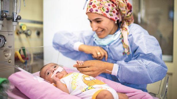 Kafa içi kanaması olan bebek kök hücre tedavisi ile sağlığına kavuştu 