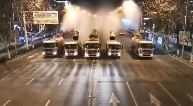 Çin'de sokaklar Covid-19'a karşı ilaçlanıyor